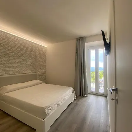 Rosso Conero - Soggiorni Le Grotte Konukevi Camerano