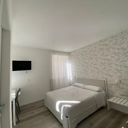 Konukevi Rosso Conero - Soggiorni Le Grotte 3*