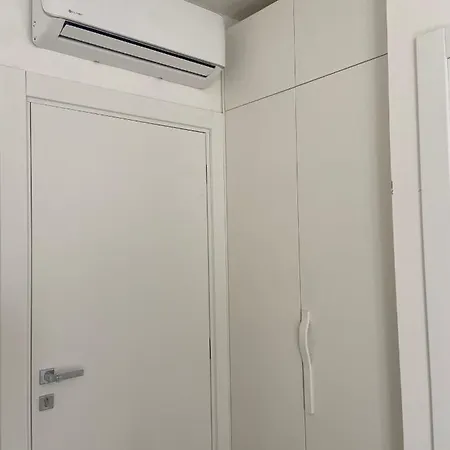 Rosso Conero - Soggiorni Le Grotte Konukevi Camerano