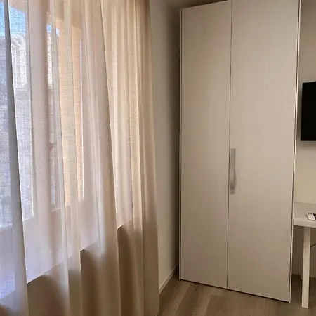 Rosso Conero - Soggiorni Le Grotte Konukevi